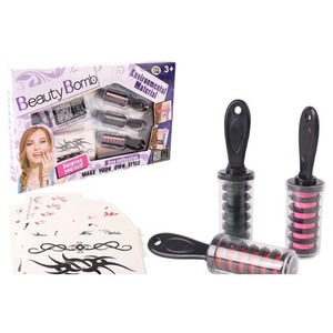 Akademia mody tatuaże z kolorowymi włosami