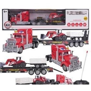 Ciężarówka z traktorem i przyczepką