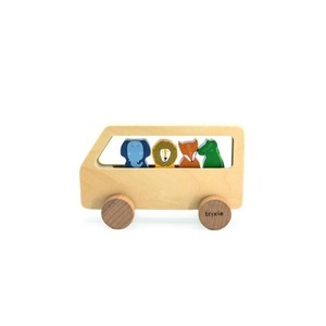 Drewniany autobus dla zwierząt