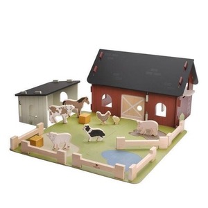 Farma drewniana Zwięrzątka na wsi