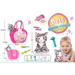 Kotek w torbie z akcesoriami