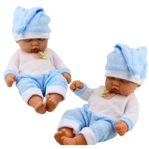 Lalka śpiący bobas w niebieskiej piżamce