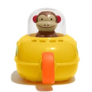 Małpka w łodzi podwodnej do kąpieli