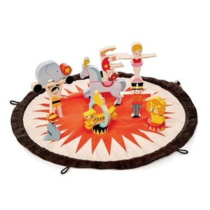 Mata z drewnianymi zabawkami - Akrobaci