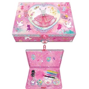 Notatnik w szkatułce z akcesoriami sukienka