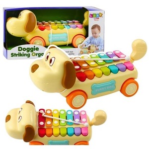 Piesek jeżdżący z cymbałkami